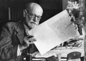 1930, Vienna, Austria --- Sigmund Freud, 1856-1939, Austrian psychiatrist, in the office of his Vienna home looking at a manuscript. --- Image by © Bettmann/CORBIS